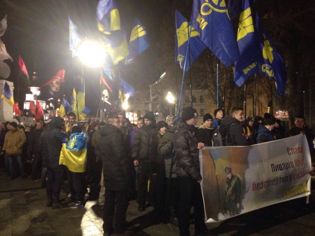 <p>Близько 200 осіб зібралися на площі Конституції в Харкові. Фото: unn.com.ua</p>