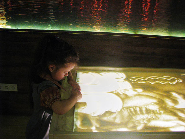 Дети рисовали песком сладости. Фото: М. Знак