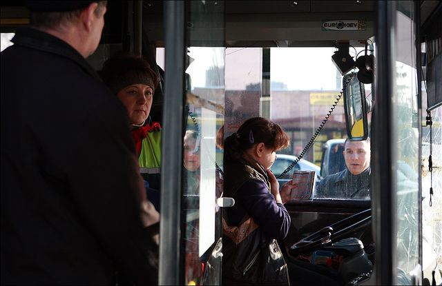 Застрявший троллейбус спасали пассажиры | Фото: Анатолий Бойко