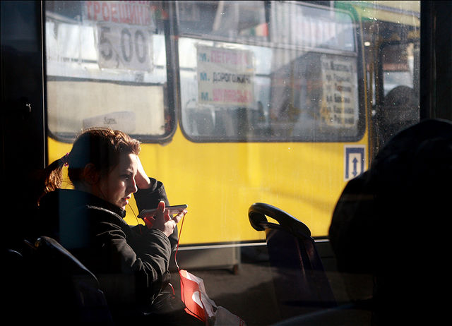 Застрявший троллейбус спасали пассажиры | Фото: Анатолий Бойко