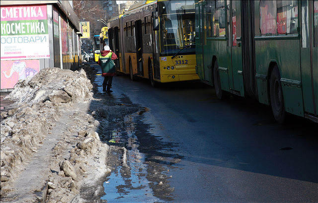 <p>Застряглий тролейбус рятували пасажири</p> | Фото: Анатолiй Бойко