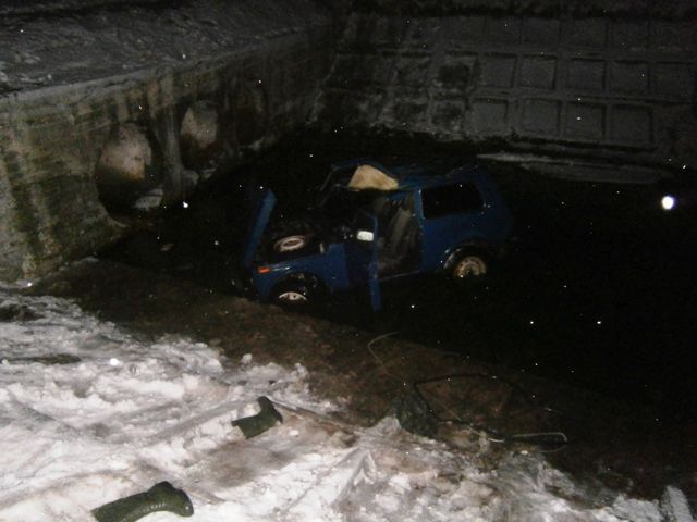 Авто упало в реку. Фото: cn.mns.gov.ua