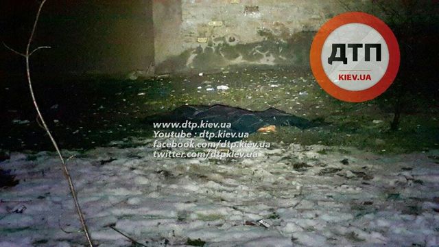 Ребенка зарезали и выбросили из окна. Фото: dtp.kiev.ua