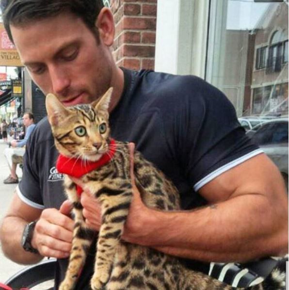 <p>Милі знімки подобаються шанувальникам котиків. Фото: instagram/hotdudeswithkittens</p>