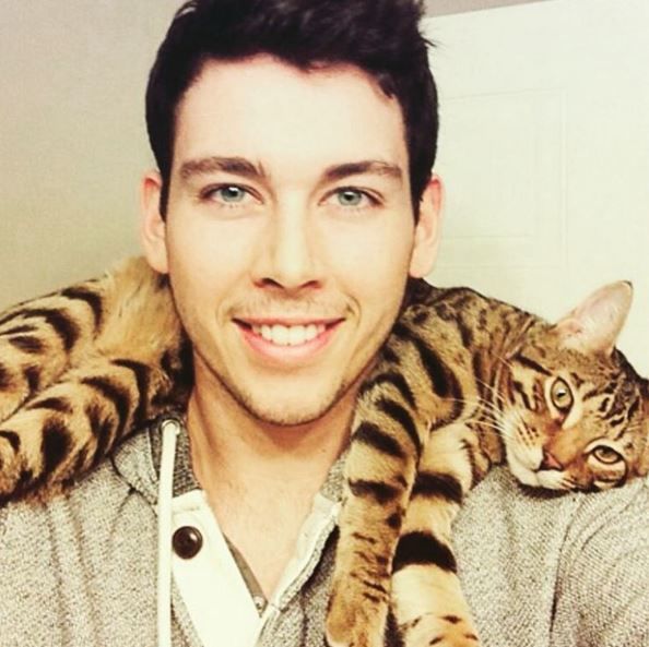 Милые снимки нравятся поклонникам котиков. Фото: instagram/hotdudeswithkittens