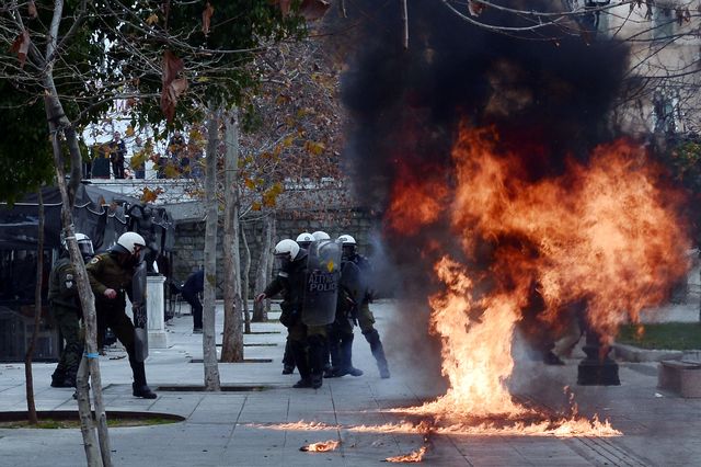 В Афинах тысячи людей провели марш против возможных пенсионных реформ. В ходе протеста произошли столкновения – в полицейских полетели камни и бутылки с зажигательной смесью. Фото: AFP