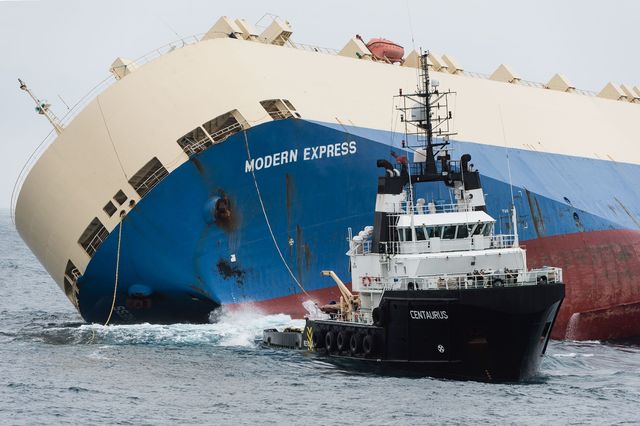 Торговое судно Modern Express рискует быть выброшенным на атлантическое побережье Франции. Корабль остался без экипажа и дрейфует в Бискайском заливе с большим грузом древесины. Из-за сильных волн взять Modern Express на буксир не удается. Фото: AFP