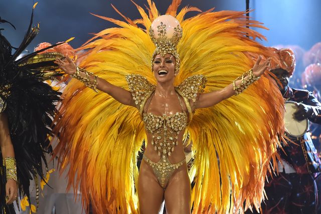 У Ріо-де-Жанейро відбулася офіційна церемонія відкриття найзнаменитішого в світі карнавалу. Блискучий в прямому і переносному сенсі конкурс-парад триватиме тиждень. У ньому візьмуть участь сотні танцівників і артистів. Фото: AFP