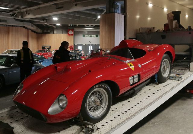 На аукціоні в Парижі виставили рідкісну гоночну Ferrari 1957 року. Її вартість експерти оцінюють в рекордні 32 мільйони євро. У світі всього чотири подібних автомобіля. Фото: AFP