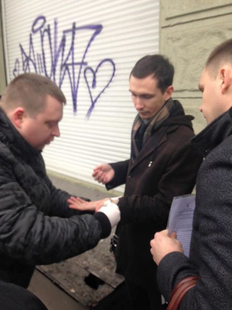 <p>Черговий співробітник Одеської ОДА попався на хабарі. Фото: facebook.com/kostyajudo</p>