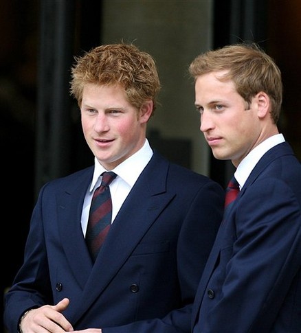 Сыновья Дианы и Чарльза принц Гарри (слева) и принц Уильям (справа). Фото АР