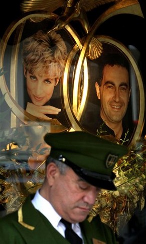 Портреты леди Ди и Доди Файеда в одном из самых дорогих универмагов мира Harrod's (Лондон). Фото АР