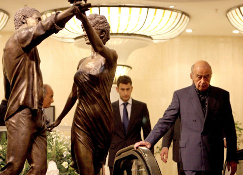 Мохаммед аль Файед около статуи его сына Доди и принцессы Дианы. Фото AFP