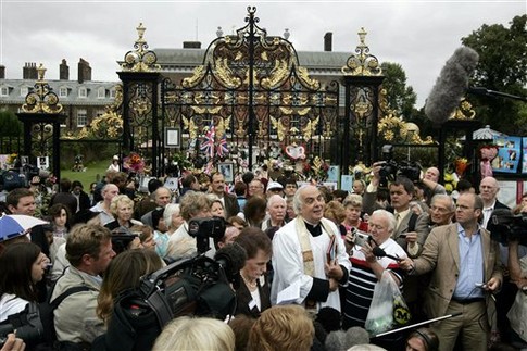 Поклонники леди Ди ежегодно собираются около Кенсингтонского дворца в день смерти принцессы. Сегодня здесь прошла панихида по Диане. Фото АР