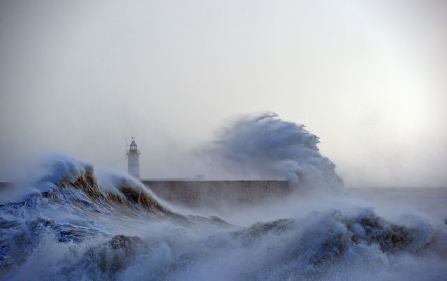 Потужний шторм "Імоджен" обрушився на Великобританію. Стихія супроводжується сильним вітром з поривами до 140 кілометрів на годину і проливними дощами. Оголошено "помаранчевий рівень" небезпеки. Населення попередили про можливі затоплення, перебої з електрикою і труднощі в пересуванні транспорту. Фото: AFP