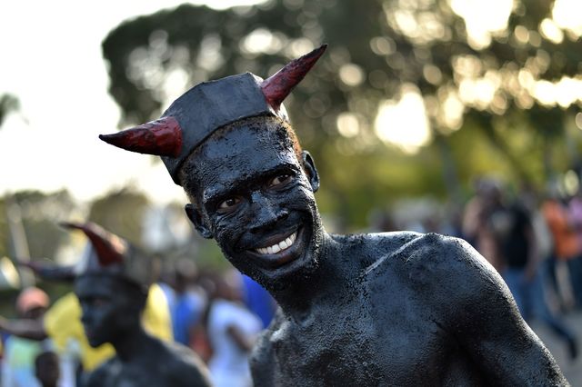 На Гаїті стартував традиційний щорічний карнавал. Тисячі гаїтян залишили позаду свої проблеми, насолоджуючись веселощами. Фото: AFP