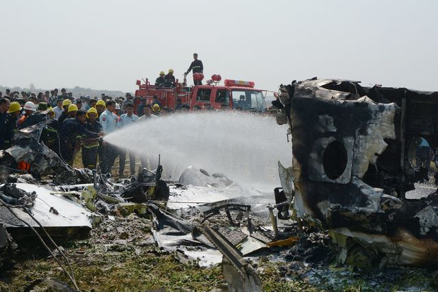 Військовий літак розбився в М'янмі. Надзвичайна подія сталася незабаром після вильоту з міста Нейпьідо. За наявною інформацією, повітряне судно загорілося. Фото: AFP