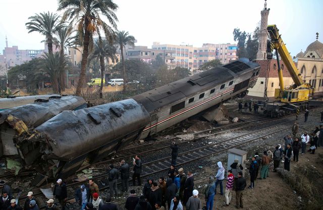 У єгипетській провінції Бені-Суейф зійшов з рейок пасажирський поїзд, перші два вагони перекинулися. Поїзд, що слідував з Асуана в Каїр, зіткнувся з перебували на шляху цементним блоком. В результаті постраждав як мінімум 61 осіб, 37 з них були доставлені в лікарні. Фото: AFP