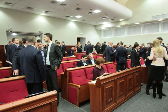 <p>Сесія. Вчора депутати Київради ухвалювали рішення до пізнього вечора</p> | Фото: Григорій Салай