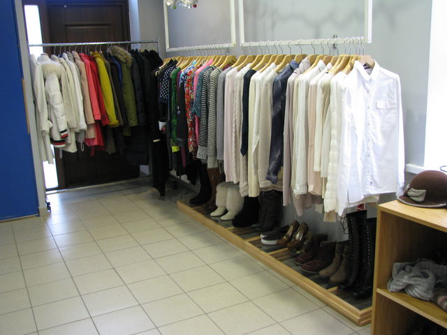 Незвичайний магазин. Дизайнерський одяг тут можна придбати на 70-80% дешевше, ніж в бутіках. Фото: І. Чиркіна