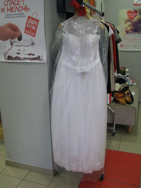 Весільна сукня за 4000 грн. Фото: І. Чиркіна