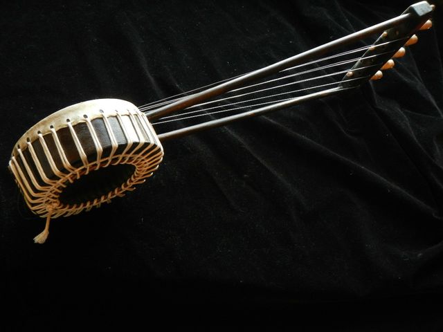 Африканская лира. Уникальный инструмент — из бука. Фото из архива И. Горбова<br />
