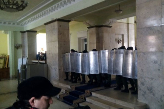 В ХОГА – потасовка между активистами и силовиками. Фото: twitter.com/Hromadske_kh/