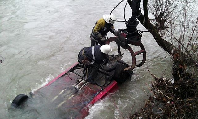 <p>Машина з мертвим водієм до ранку лежала у воді. Фото: facebook.com</p>