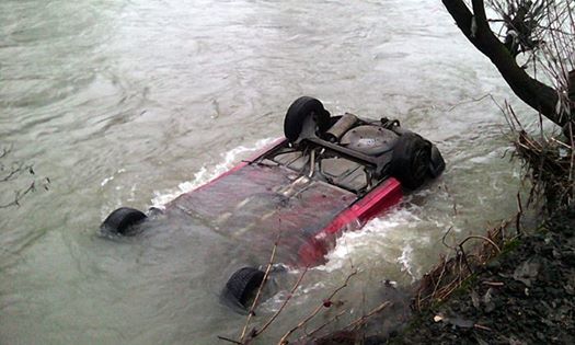 Машина с мертвым водителем до утра лежала в воде. Фото: facebook.com