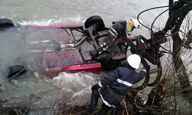 Машина с мертвым водителем до утра лежала в воде. Фото: facebook.com