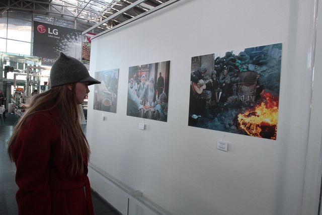 В аэропорту. Представили около 50 фотографий, на которых изображены события Майдана | Фото: Григорий Салай