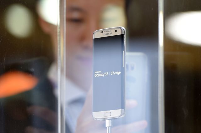 Samsung официально представил новые смартфоны и панорамную камеру, фото AFP
