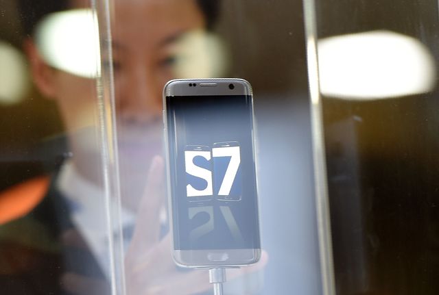 Samsung официально представил новые смартфоны и панорамную камеру, фото AFP