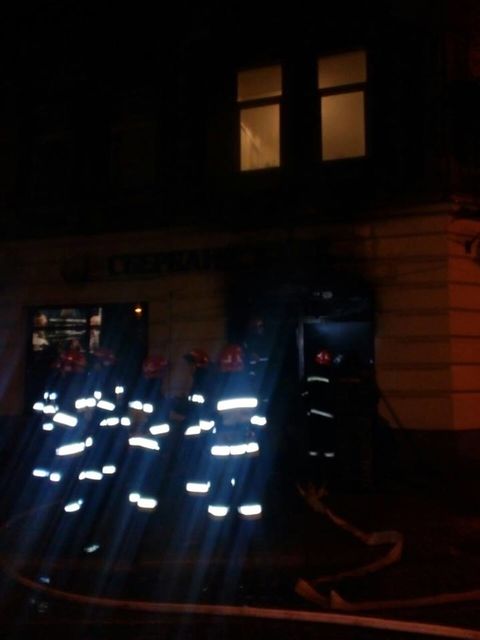Во Львове грели сразу три российских банка. Фото: патрульная полиция Львова