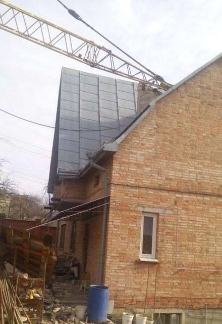 Кран повредил дымоход и крышу дома. Фото: патрульная полиция Львова