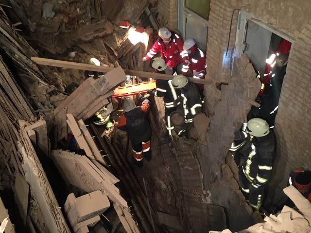 Поисково-спасательные работы на месте обрушения дома в Киеве продолжаются, фото facebook.com/zoryan.zoryan