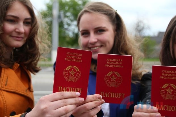 Первые десять молодых человек получили паспорта так называемой "ЛНР". Фото: А.Река / ЛИЦ