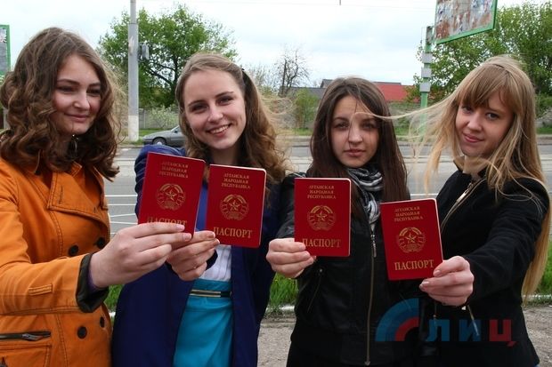 <p>Перші десять молодих людей отримали паспорти "ЛНР". Фото: А.Река / ЛИЦ</p>