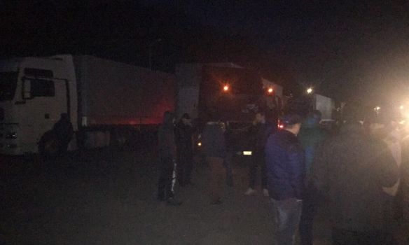 В Гамалеевке продолжается транспортная блокада. Фото: Facebook ВО "Свобода"