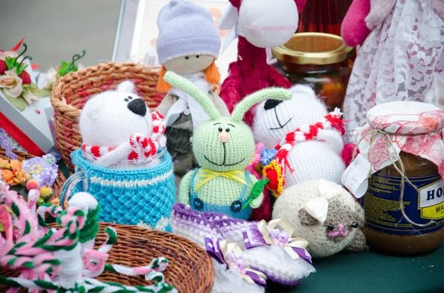 Самодельные мягкие игрушки. Зайцев и медведей меняли на пожертвования для онкобольных. Фото: С. Устинова