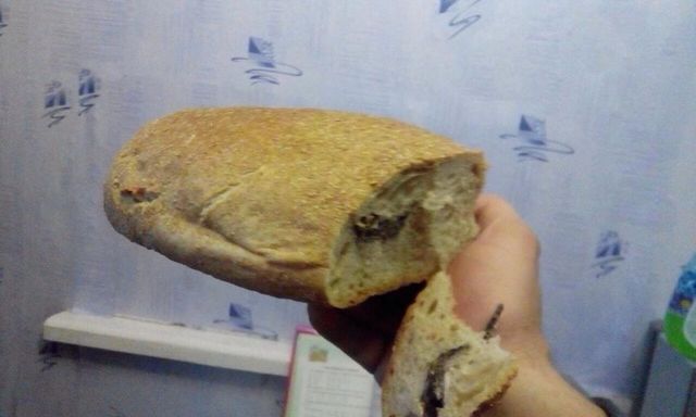 <p>Жінка купила хліб з мишею. Фото: В.Миколайчук</p>