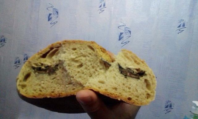 Женщина купила хлеб с мышью. Фото: В.Мыколайчук