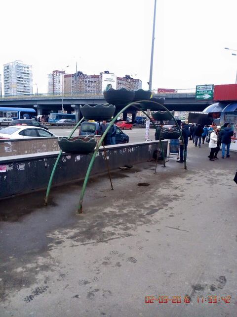 <p>Продавцям обмежили доступ до парапетів підземного переходу. Фото: facebook.com/gennadiy.sintsov</p>