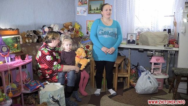 <p>Ольга Фурман із дітьми. Фото: zhitomir.info</p>