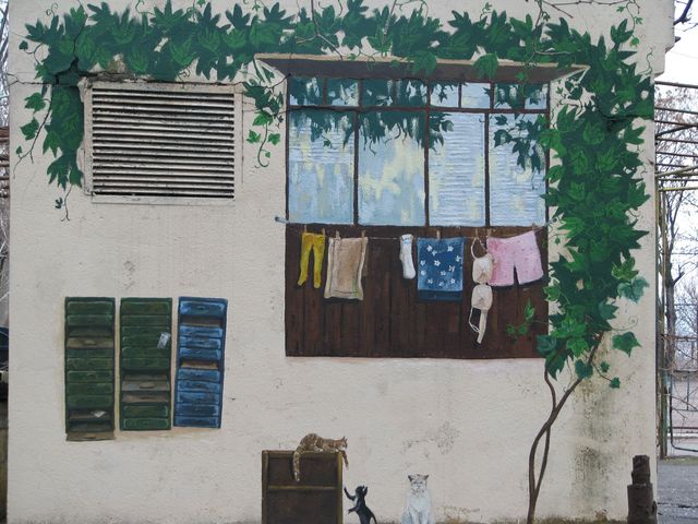 Малюнок. Прикрасили стіну одного з будинків на території кіностудії. Фото: М. Крижанівська