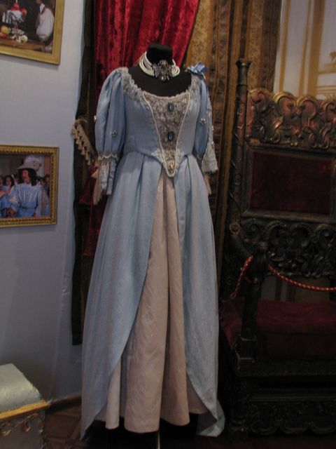 Актриса Алиса Фрейндлих играла королеву в платье из грубой шторы
