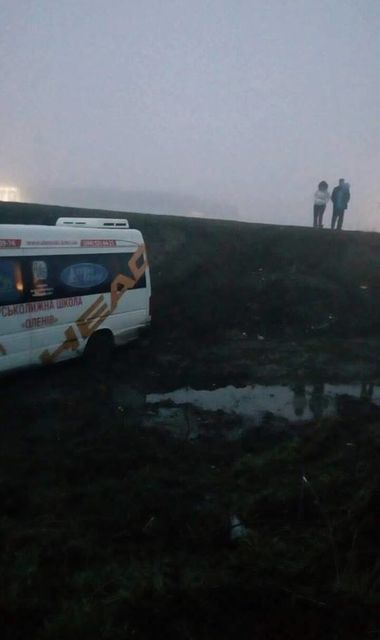 Микроавтобус с детьми вылетел в кювет. Фото: НПУ