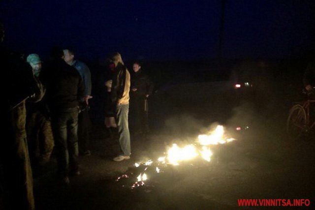 <p>Рух було перекрито палаючими шинами на в'їзді в приміське селище Стрижавка</p>
