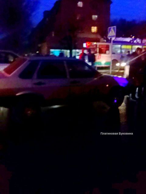 В Черновцах автомобиль сбил ребенка, очевидцы устроили самосуд. Фото: bukovina.biz.ua