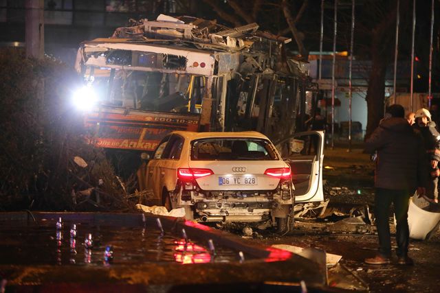 В центре Анкары возле автобусной остановки взорвался автомобиль, фото AFP